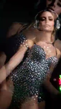 Gümüş renkli, dikey kostümlü disko kadını.