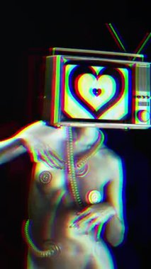 İnanılmaz bir kadın dans ediyor ve televizyon başında dikey poz veriyor.