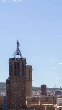 Barcelona Katedrali 'nin zaman çizelgesi şehrin dikey olarak gotik çeyreğinde