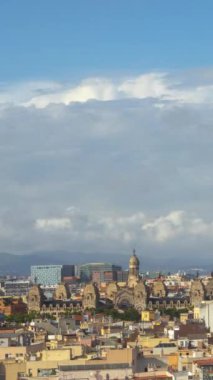 Şehir merkezinde dikey olarak yüksek görüş noktasından Barcelona ufuk çizgisinin zaman ayarlı görüntüsü