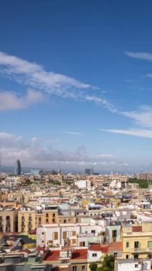 Şehir merkezinde dikey olarak yüksek görüş noktasından Barcelona ufuk çizgisinin zaman ayarlı görüntüsü