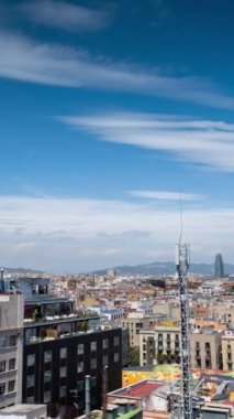 Şehir merkezinde dikey olarak yüksek görüş noktasından Barcelona ufuk çizgisinin zaman ayarlı görüntüsü