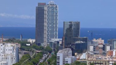 Barselona ufuk çizgisinin yüksek görüş açısı ticari limana odaklanıyor