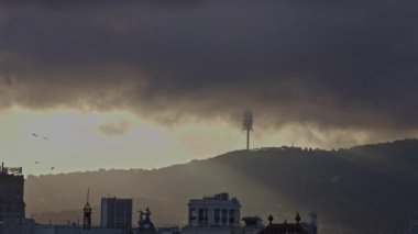 Barselona tibidabo dağ manzaralı fırtınalı gökyüzü 