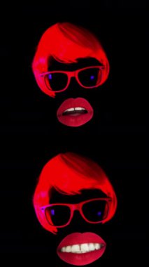 Ultraviyole floresan makyajlı dikey havalı bir kadın yüzü.