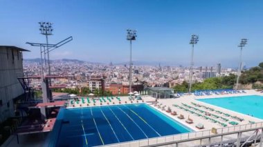 Barselona Olimpik yüzme havuzu ve şehrin gökyüzü manzarası 