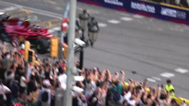 Barcelona - İspanya - 20 Haziran 2024: Formula 1 araçları hafta sonu yapılacak F1 yarışı öncesinde Barselona şehir merkezinde geçit töreni düzenledi