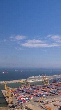 Barselona 'nın ticari limana ve dikey vinçlere odaklanmış yüksek bir bakış açısına sahip olduğu zaman dilimi