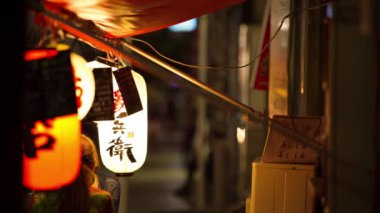 Tokyo 'daki restoranın dışındaki Çin feneri.