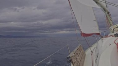 Fırtınalı bir havada Barselona açıklarında Akdeniz 'de küçük bir yelkenli.