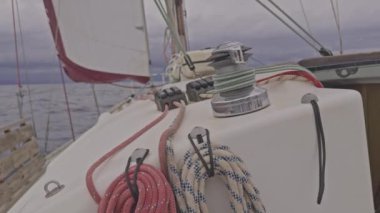 Fırtınalı bir havada Barselona açıklarında Akdeniz 'de küçük bir yelkenli.