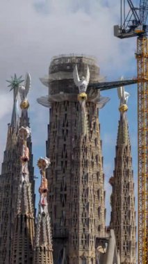 Barcelona 'daki sagrada fama katedralinin zaman çizelgesi dikey olarak eşsiz bir yüksek noktadan