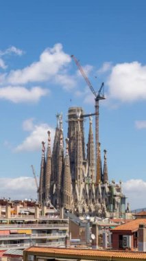 Barcelona 'daki sagrada fama katedralinin zaman çizelgesi dikey olarak eşsiz bir yüksek noktadan