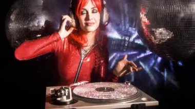 Kırmızı kostümlü harika bir bayan disko DJ 'i.