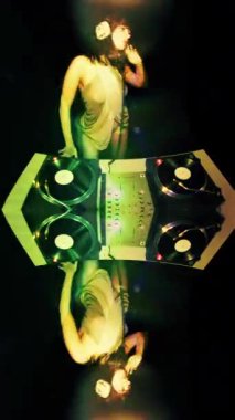 Dikey olarak pikaplarda plak çalan genç bir DJ kadın.