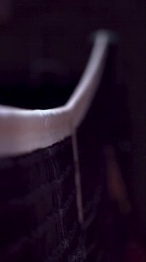 Bir tenis topunun dikey bir şekilde ağın üzerinden uçmasının aşırı yavaş çekimi.