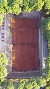 Yukarıdan çekilen bir tenis kortu anteni.