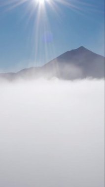 El Tide yanardağının tepesindeki bulutlarda dikey biçimde havadan çekim.