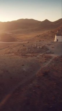 Güney İspanya 'daki Cabo de Gata' nın vahşi kıyı manzarası üzerinde dikey çekimler.
