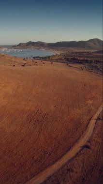 Güney İspanya 'daki Cabo de Gata' nın vahşi kıyı manzarası üzerinde dikey çekimler.