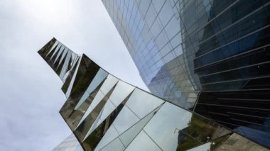 Barselona yansıtmalı cam gökdelen bulutların yansımaları gökyüzünde