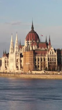 Budapeşte ufuk çizgisi ve Macar Parlamentosu binasının dikey görünümü