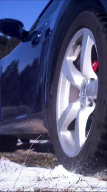 Yavaş çekimde bir spor arabayı dikey olarak ıslatın. 