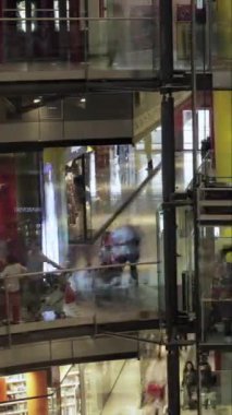 Dikey olarak bir alışveriş merkezinde kalabalığın zamanlaması 