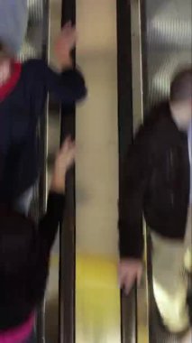 Dikey olarak bir alışveriş merkezinde kalabalığın zamanlaması 