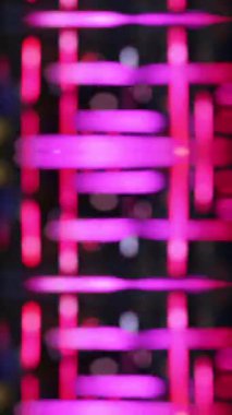 Şehir trafiğinden gelen soyut ışık deseni dikey