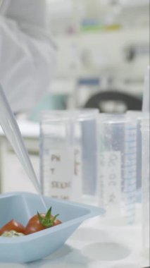 Bilim adamı dikey olarak biyoloji laboratuvarında deneyler yapıyor. 