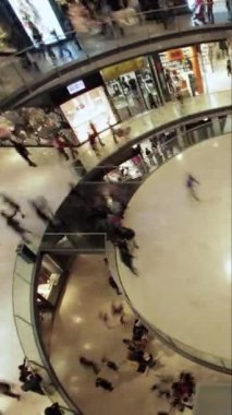 Dikey olarak bir alışveriş merkezinde kalabalığın zamanlaması 