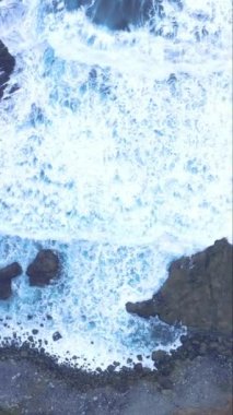 Tenerife 'nin vahşi kıyı şeridinin, kanarya adalarının, İspanya' nın dikey görüntüsü.