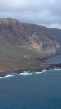 Tenerife 'nin vahşi kıyı şeridinin, kanarya adalarının, İspanya' nın dikey görüntüsü.