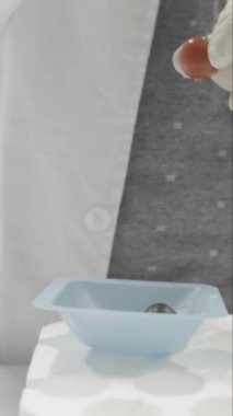 Bilim adamı dikey olarak biyoloji laboratuvarında deneyler yapıyor. 