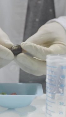 Bilim adamı dikey olarak biyoloji laboratuvarında deneyler yapıyor. 