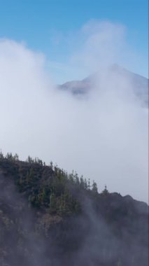 El Tide yanardağının tepesindeki bulutlarda dikey biçimde havadan çekim.