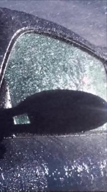 Yavaş çekimde bir spor arabayı dikey olarak ıslatın. 