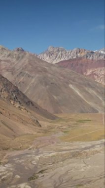Maipo rezervuarının ve Yeso Doğal Parkı 'nın havadan çekimleri, Santiago, Şili dikey
