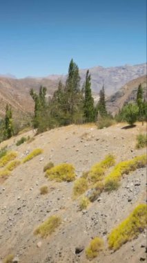 Maipo rezervuarının ve Yeso Doğal Parkı 'nın havadan çekimleri, Santiago, Şili dikey
