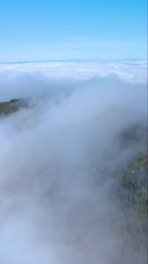 El Tide yanardağının tepesindeki bulutlarda dikey biçimde havadan çekim.