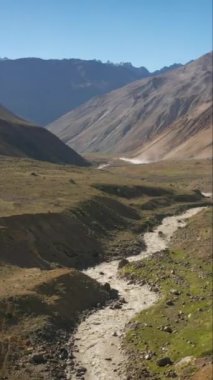 Maipo rezervuarının ve Yeso Doğal Parkı 'nın havadan çekimleri, Santiago, Şili dikey