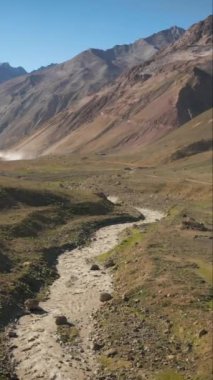 Maipo rezervuarının ve Yeso Doğal Parkı 'nın havadan çekimleri, Santiago, Şili dikey