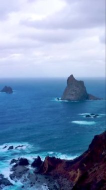 Tenerife 'nin vahşi kıyı şeridinin, kanarya adalarının, İspanya' nın dikey görüntüsü.