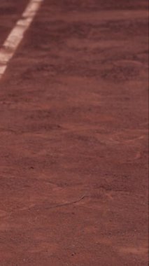 Bir tenis topunun dikey olarak kil sahaya vuruşunun aşırı yavaş çekimi