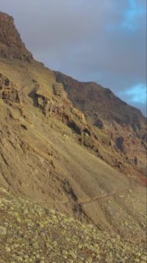 Tenerife 'nin vahşi kıyı şeridinin, kanarya adalarının, İspanya' nın dikey görüntüsü.