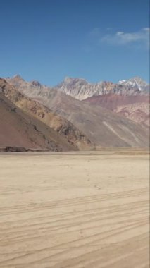 Maipo rezervuarının ve Yeso Doğal Parkı 'nın havadan çekimleri, Santiago, Şili dikey