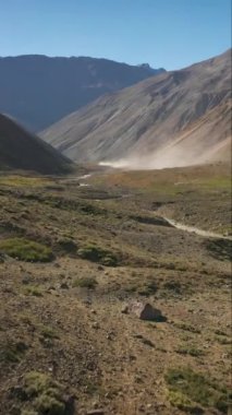 Maipo rezervuarının ve Yeso Doğal Parkı 'nın havadan çekimleri, Santiago, Şili dikey