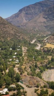 Maipo rezervuarının ve Yeso Doğal Parkı 'nın havadan çekimleri, Santiago, Şili dikey