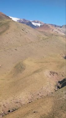 Maipo rezervuarının ve Yeso Doğal Parkı 'nın havadan çekimleri, Santiago, Şili dikey